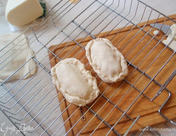 Ничем не смазывая, уложить на решетку. Важно не придавливать сильно, иначе тесту некуда будет подниматься при готовке. Я сначала для пробы сделала два) Потом ещё три) 