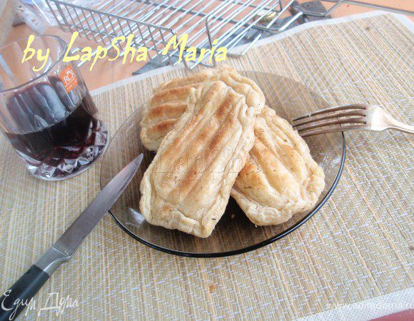 Получается очень вкусно! Даже не ожидала, что на мангале выйдет такая превосходная выпечка! Когда в беседке мы уже доедали наш ланч, нам пришло в голову, что так можно ведь делать любую выпечку, не только хачапури, а например, добавить курицы, грибы или сделать сладкую выпечку с грушей или яблоками! Вобщем огромное поле для экспериментов! Творите и приятного аппетита Вам! 