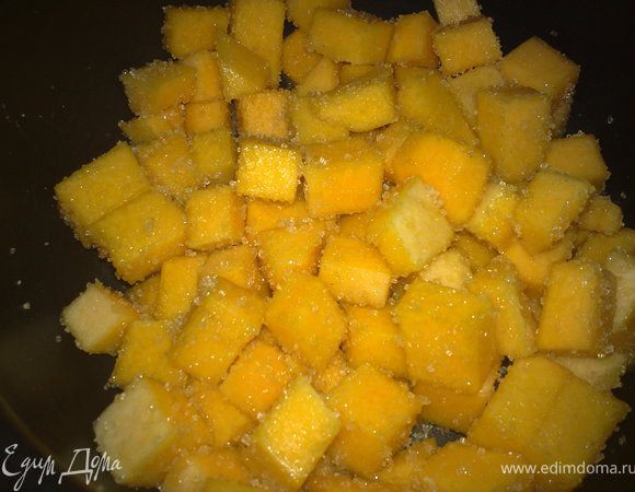 ...тыкву очистить от кожуры и сеян, нарезать мелкими кубиками, пересыпать сахаром.когда выделиться сок, поставить тыкву на слабый огонь и отварить до готовности...