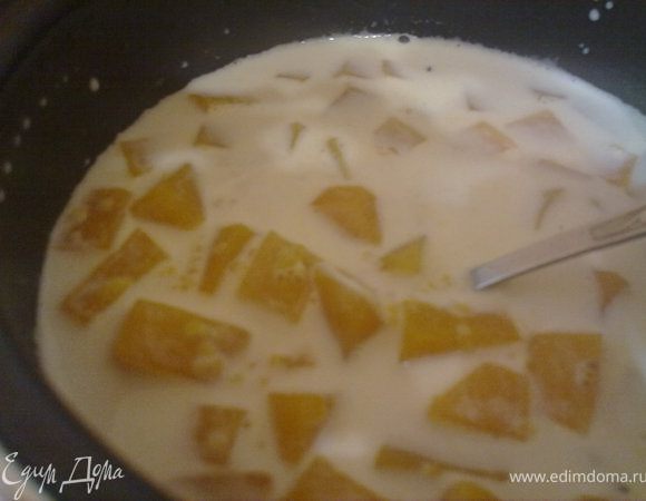 ...затем смешать с кукурузной кашей, посолить, довести до кипения, снять с огня и оставить под крышкой для упревания...