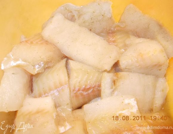 рыбу нарезаем кусочками средней величины, солим, добавляем приправу, всё по вкусу, перемешиваем и оставляем на 30-40 минут.