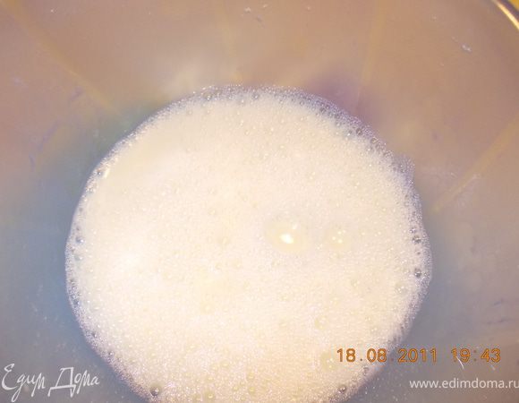 пока рыба маринуется готовим кляр.Разбиваем в миску яйца чуть взбиваем (вилкой или венчиком), добавляем немножко тёплой кипячёной воды ещё немножко взбиваем 