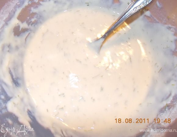 добавляем муку, мелко рубленную зелень, чуть солим всё перемешиваем. Тесто по консистенции как густая сметана