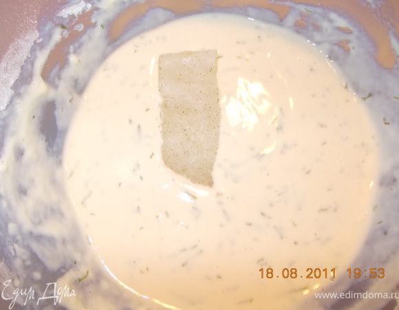 разогреваем сковородку, наливаем масло (много). Макаем кусочек рыбы в тесто и на сковородку