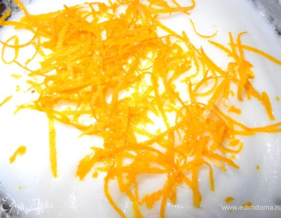 Взбить белки с солью до мягких пиков, продолжать взбивать, добавляя сахар маленькими порциями, пока смесь не будет плотной и блестящей. Добавить цедру.