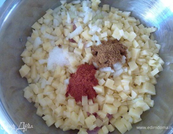 Добавляем паприку, приправу для курицы и соль.