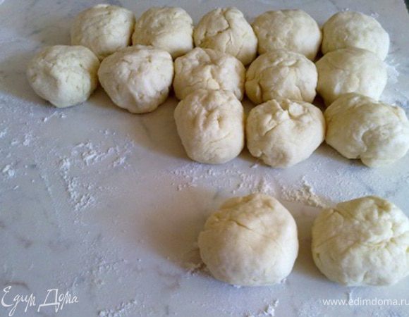 Разделим получившееся тесто на 14 частей и скатаем шарики. Оставим их на 5 минут.