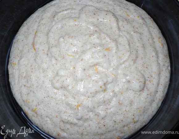 Понемногу добавляя молотый миндаль аккуратно перемешать белковую смесь. Добавить ликер.
Форму смазать сливочным маслом, можно на дно предварительно положить бумагу для выпечки, чтобы легче вынуть готовый пирог.
Вылить миндально-белковое тесто в форму.