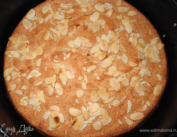Сверху я посыпала лепестками миндаля.
Выпекать в духовке, разогретой до 190 градусов 30 мин.
Проверить готовность деревянной палочкой, если сухая - пирог готов.
Дать постоять в форме 10 минут, а лучше подождать, когда остынет.
Форму лучше использовать разъемную, легче вынимать. 