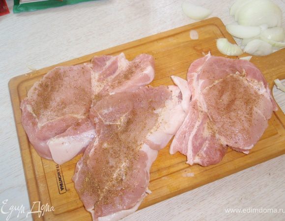 Натрем приправами.