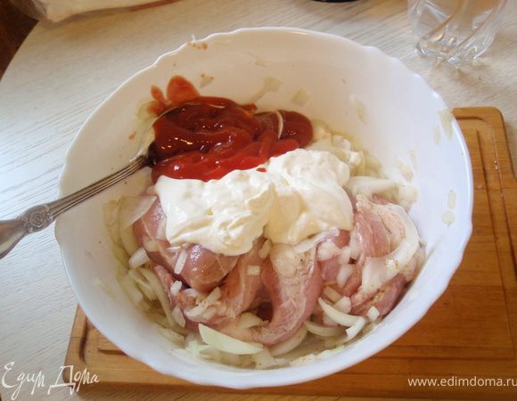 Отправим в миску с луком. Добавим сметану и кетчуп.