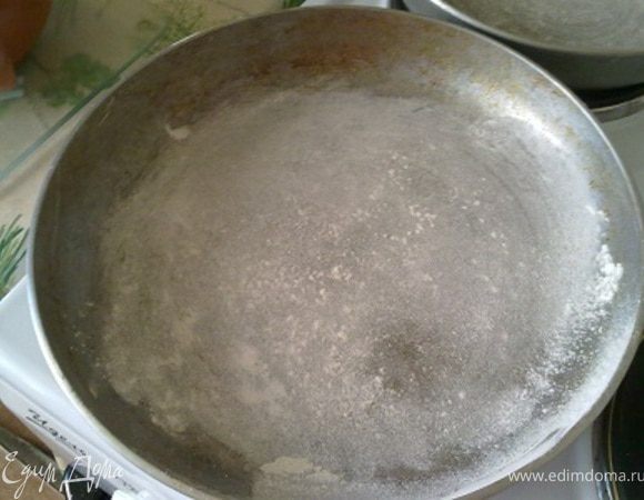 Подготовим сковороду. Смажем ее сливочным маслом и присыпем тонким слоем муки.