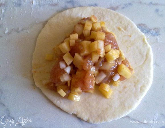 Раскатаем из 12 шариков лепешки не тоньше 3 мм. и выложим на них 1,5 - 2 ст.ложки начинки.