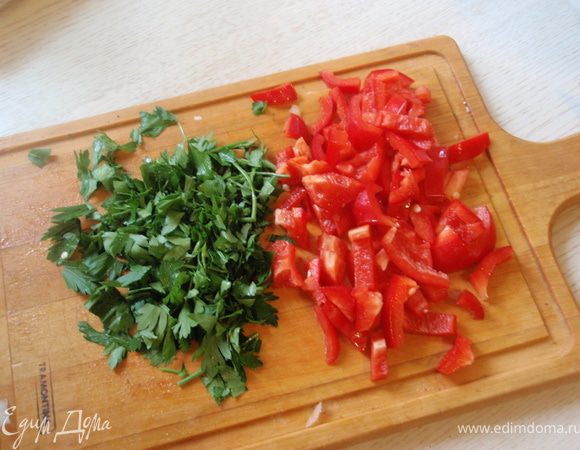 Нарежем перец и зелень.