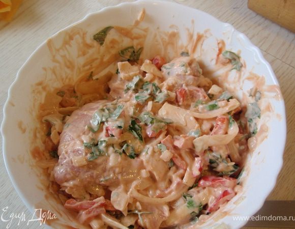 Добавим к мясу и очень хорошо перемешаем, накроем тарелкой и поставим сверху что-нибудь тяжелое. У меня мясо мариновалось сутки.