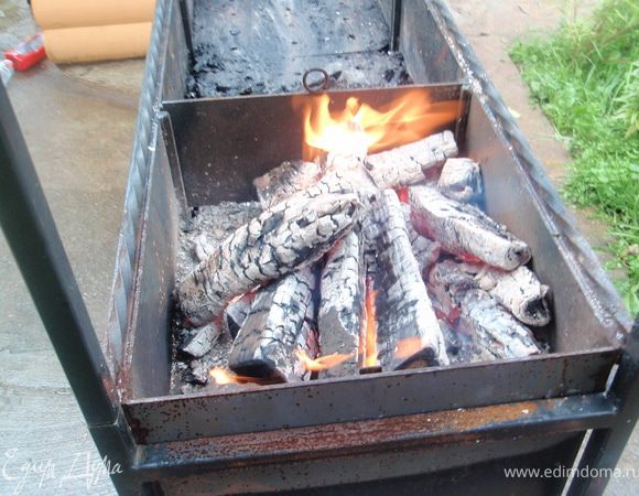 Прогреваем дрова до углей.