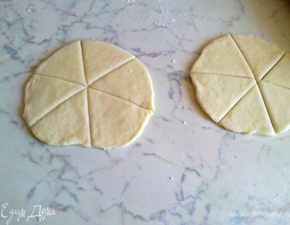 Из оставшихся шариков раскатать 2 лепешки, такие же как для треугольников и разрезать их на 6 частей.