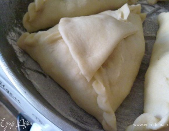 Накроем наши треугольники крышечками и чуть-чуть придавим к краям отверстий.
 