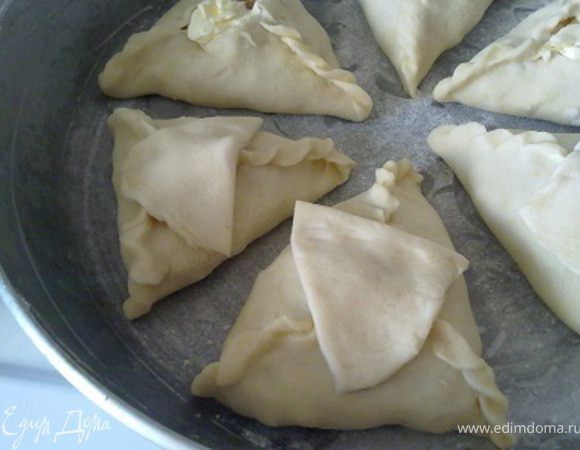 Отправляем их в разогретую до 200 градусов духовку, выпекаем 40 мин. до румяной корочки. 