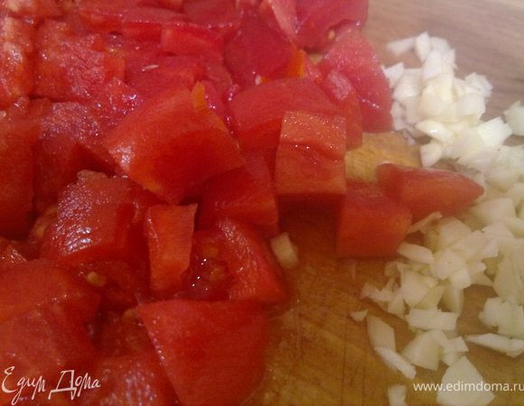 помидоры обдать кипятком, потом сразу холодной водой и очистить от кожуры. нарезать кубиками. чеснок тоже измельчить...