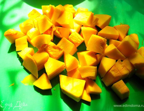 Отрезаем кусочек, освобождаем от семян, очищаем. Нарезаем кусочками.