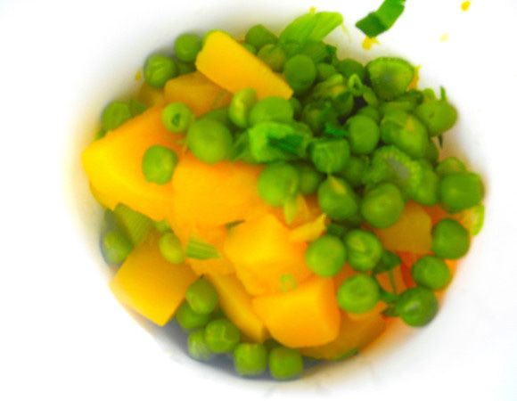 Затем бросаем в подсоленную кипящую воду или бульон, добавляем горошек.  За 10 мин до готовности добавляем сельдерей и фенхель, нарезанные кусочками. Без фенхеля можно обойтись, но сельдерей придает особый вкус и аромат, поэтому все же рекомендую добавить. Вынимаем овощи из воды, пробиваем блендером. 