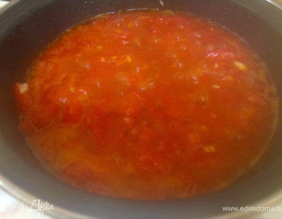 бекон вынуть и добавить помидоры, чеснок, соль, перец и немного сахара (регулировать в зависимости от кислоты помидор) уварить до загустения около 30 мин.