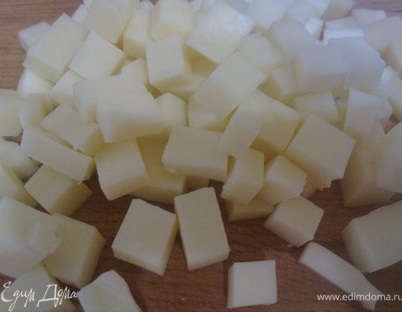 в это время 1\3 сыра нарезать мелкими кубиками