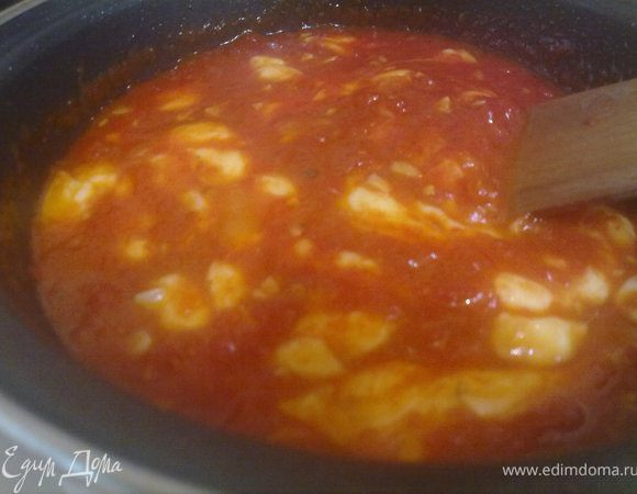 когда помидоры уварятся выключить огонь и добавить кубики сыра, хорошо перемешать и и дать немного остыть