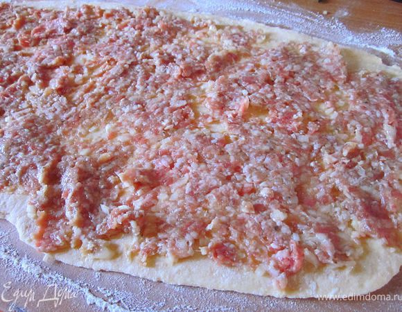 Замесить тесто, скатать в шар, накрыть и убрать в холодильник на 30 минут отдохнуть.
Стол хорошо посыпать мукой и раскатать тесто в пласт толщиной примерно 0,7 см., выложить фарш на пласт и разровнять ножом. 
