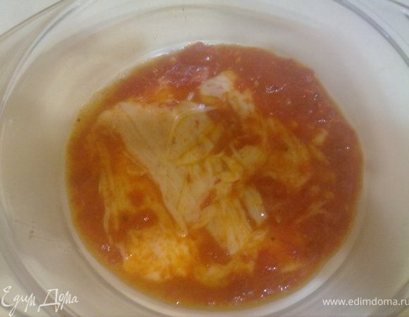 часть томатной массы выложить на дно формы для запекания (все закрыть)