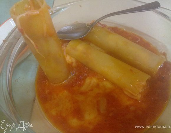 нафаршировать каннелони помидорно-сырной массой (я делала это сразу в форме, даже если и вытечет, все равно далеко не убежит)