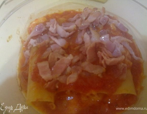 сверху распределить обжаренный ранее бекон