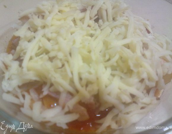 и посыпать потертым сыром (оставшейся 1\3). запекать в разогретой духовке 30 минут (я запекала 10 мин в микроволновке на среднем уровне)