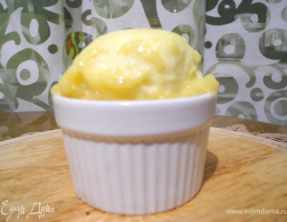 Так как мои пирожные очень сильно увеличились в объеме, крем немного вылился из формы. Поэтому предлагаю сделать дырочку в середине и налить крем туда. Мне кажется, что будет очень интересно. Выпекать до зарумянивания шапочки минут 15 при  температуре 200 градусов.
Вот такая получилась красота.