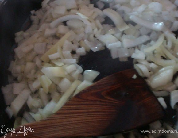 Нарезаем лук и отправляем на разогретую сковородку жариться .