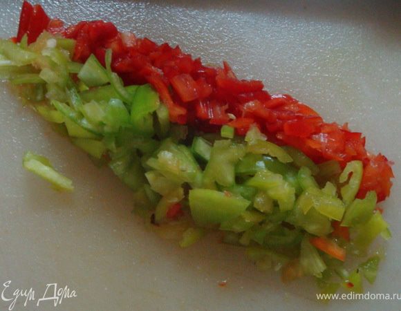 Мелко нарезаем острые перцы и отправляем сковородку ! Лучше резать в перчатках  ,так как обжигает руки ! 