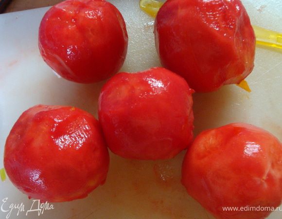 Помидоры бланшируем и очищаем от кожуры , режим кубиками и отправляем тушиться , добавляем фруктозу и вес специи , тушим до загустения . 