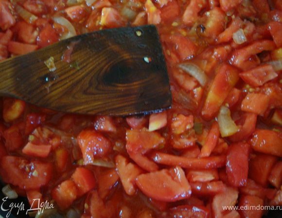 Добавляем фруктозу и все специи . Тушим все до загустения , что бы вся жидкость выпарилась ! 