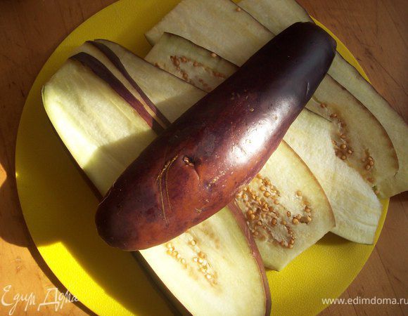 баклажаны помыть, порезать вдоль тонкими пластинами