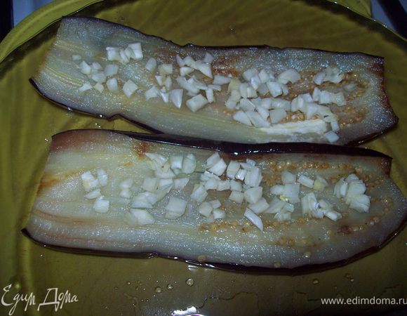 солим и обжариваем с одной стороны, переворачиваем и обжариваем с другой стороны. и сразу выкладываем мелко порубленный чеснок. когда баклажан поджарился выкладываем его на салфетку, что бы стекло лишнее масло, затем кладем на блюдо.