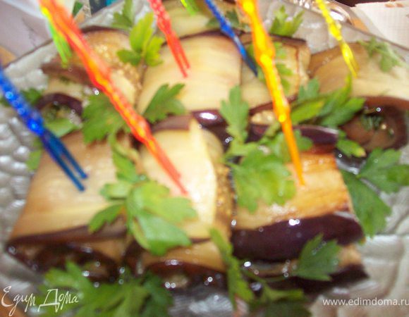 и сварачиваем в рулетики..закрепляем шпажкой