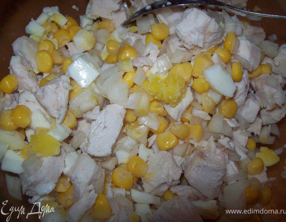 нарезаем кубиками куриную грудку, яйка   и лук, добавляем кукурузу и все перемешиваем.