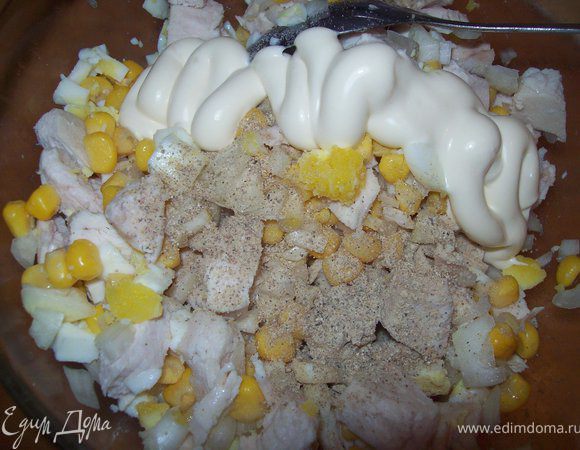 солим добавляем майонез и чуть больше половины чайной ложки белого перца (количество перца идет по вкусу...салатик должен быть острым) и все перемешиваем.