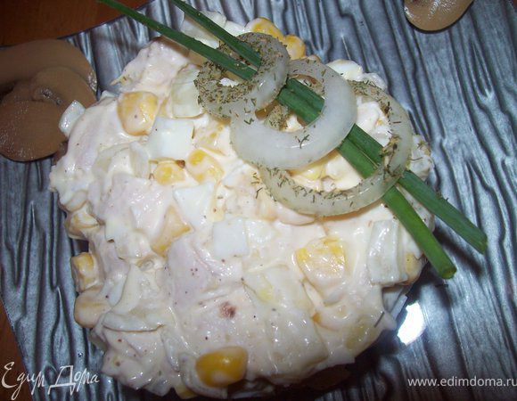 специальных колец для того что бы красиво выкладывать салаты у меня нет, так что я вырезаю круги из пластиковых бутылок. Плотно утрамбовываю салат и аккуратно снимаю круг.