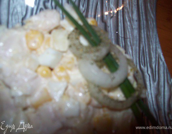 сделала украшение из лука.колечки я обваляла в сухом укропе.(цвет луку можно придать любой цветной свецией...карри, паприка и т д)