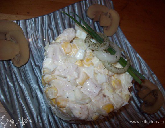 по желанию в этот салат можно добавить нарезанные дольками маринованные шампиньоны. (на фото я их добавила как украшение)