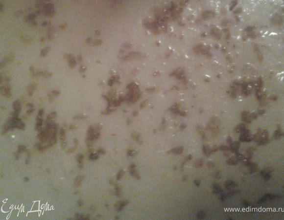 Тесто разделить на 3 части. Раскатать каждый кусок теста тонко. Выложить треть начинки, разровнять и скатать как рулет.