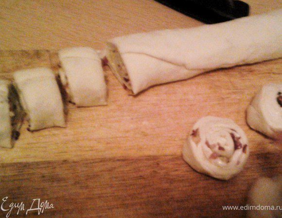 Нарезать примерно по 2 см толщиной, защипить с одного конца и выложить на смазанную маслом диск мантыварки. 