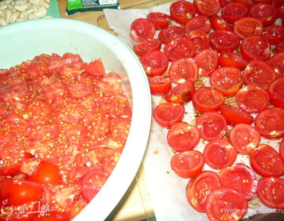 Помидоры помыть, обсушить и разрезать на половинки. 
Из каждой половинки чайной ложечкой удалить сердцевинку с семечками. Остающиеся при этом в руках половинки помидоров разложить на противень, предварительно выстеленный пергаментом, а сердцевинки отставить в сторону.
Помидорки посолить, поперчить, взбрызнуть оливковым маслом (совсем чуть-чуть, я использую для этого спрей) и посыпать любимыми травками
У меня духовка с конвекцией, поэтому я ставлю сразу 3 уровня на температуре 130 градусов. Через полтора часа снижаю температуру до 100 градусов и вялю помидоры еще в течение 3 часов. Они становятся похожими на курагу. 